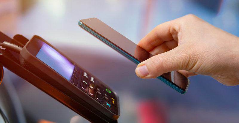 Platebních karet v telefonu se Češi obávají. Fotky dětí ve vaně v něm ale klidně mají Platebních karet v telefonu se Češi obávají. Fotky dětí ve vaně v něm ale klidně mají