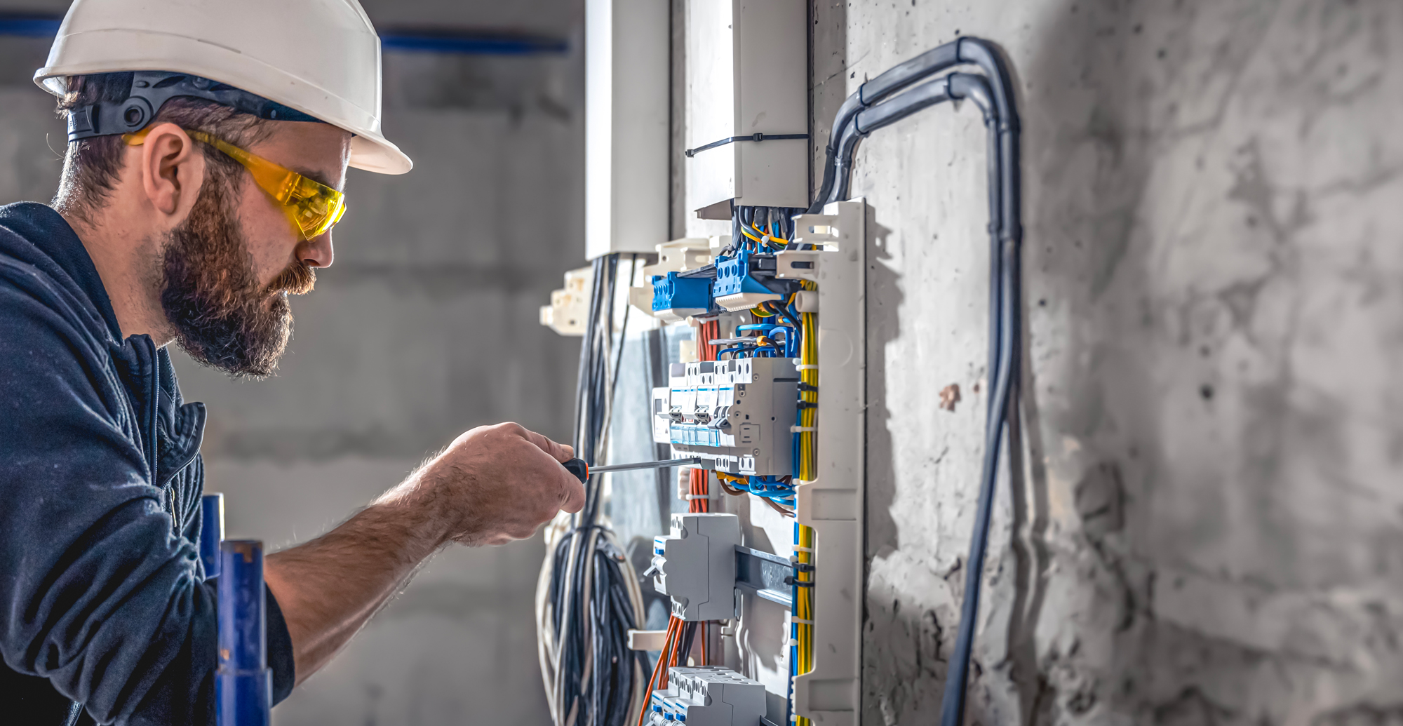 Pojištění nemovitosti a revize elektroinstalace: Víte, kdy je povinná a kolik stojí?