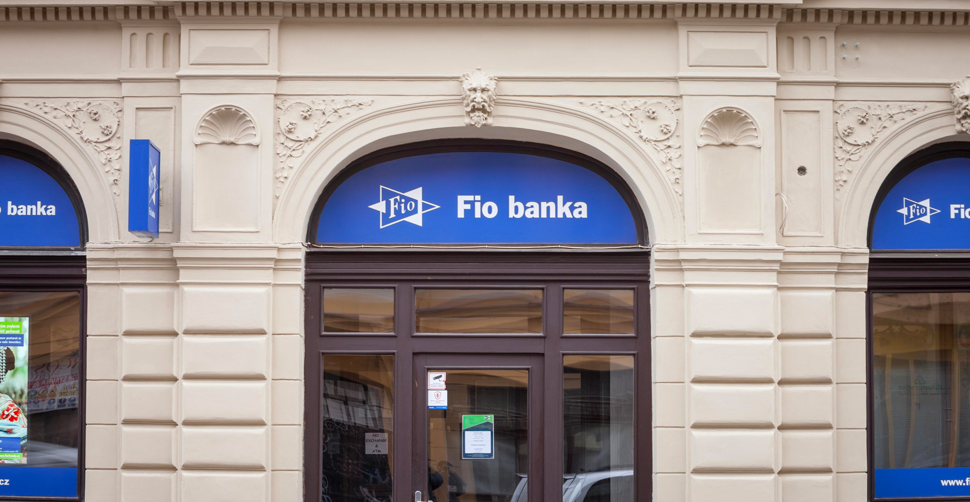 Fio banka zvyšuje limit na bankomatu: teď až 350 000 Kč za den