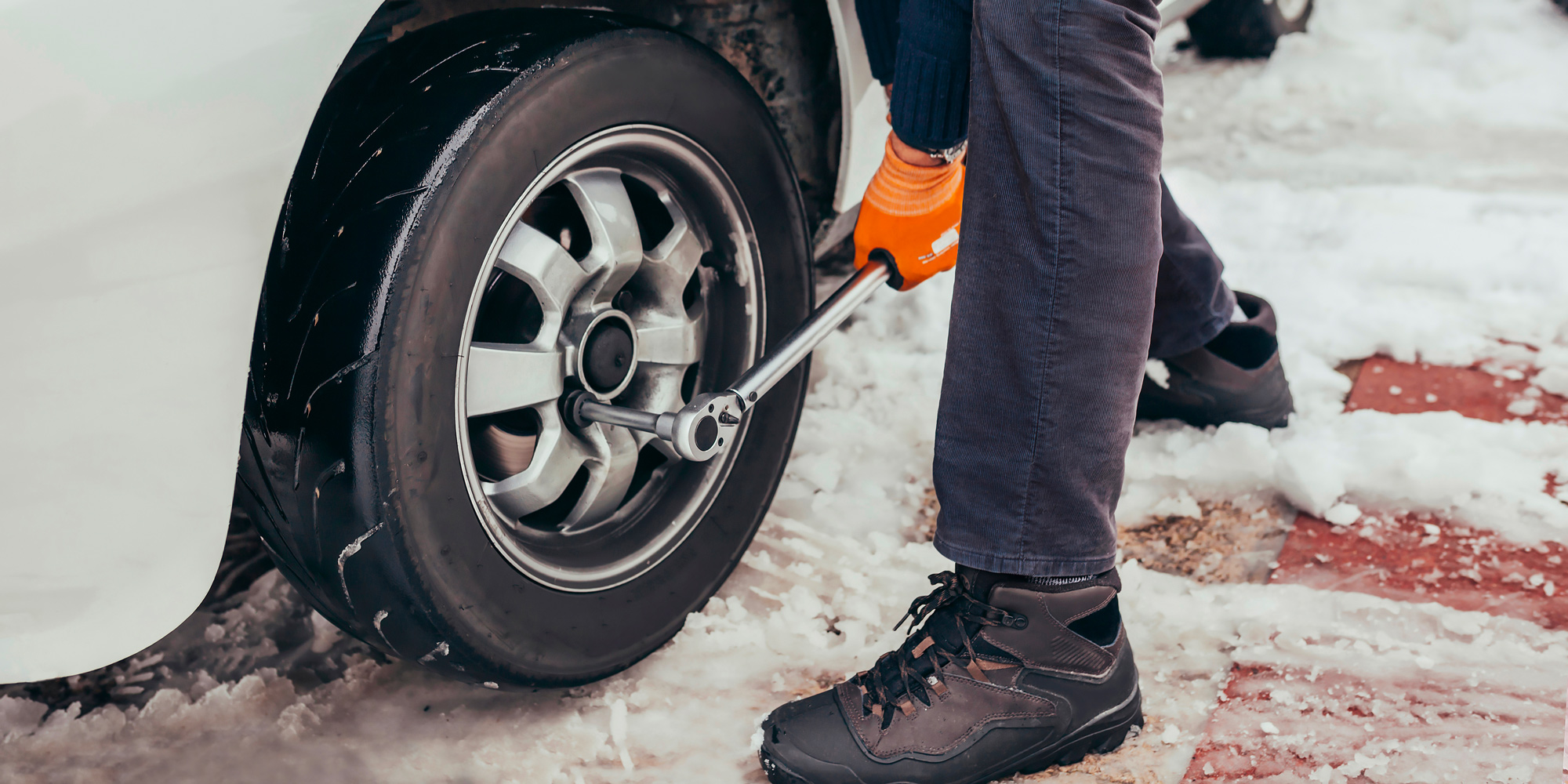 Nehoda na letních pneumatikách? Automaticky nepřicházíte o pojištění, klíčová je příčinná souvislost
