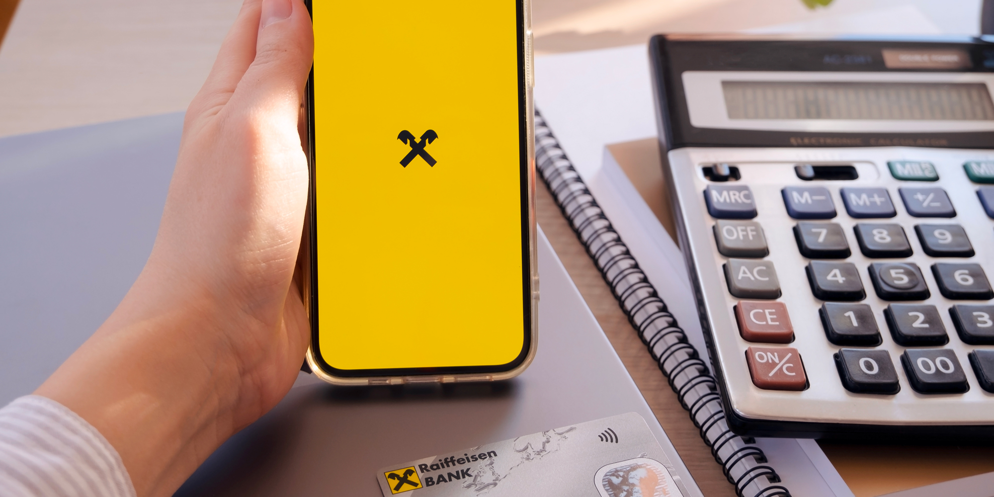 Dočasná blokace karty v mobilní aplikaci Raiffeisenbank: jak funguje a kdy ji využít