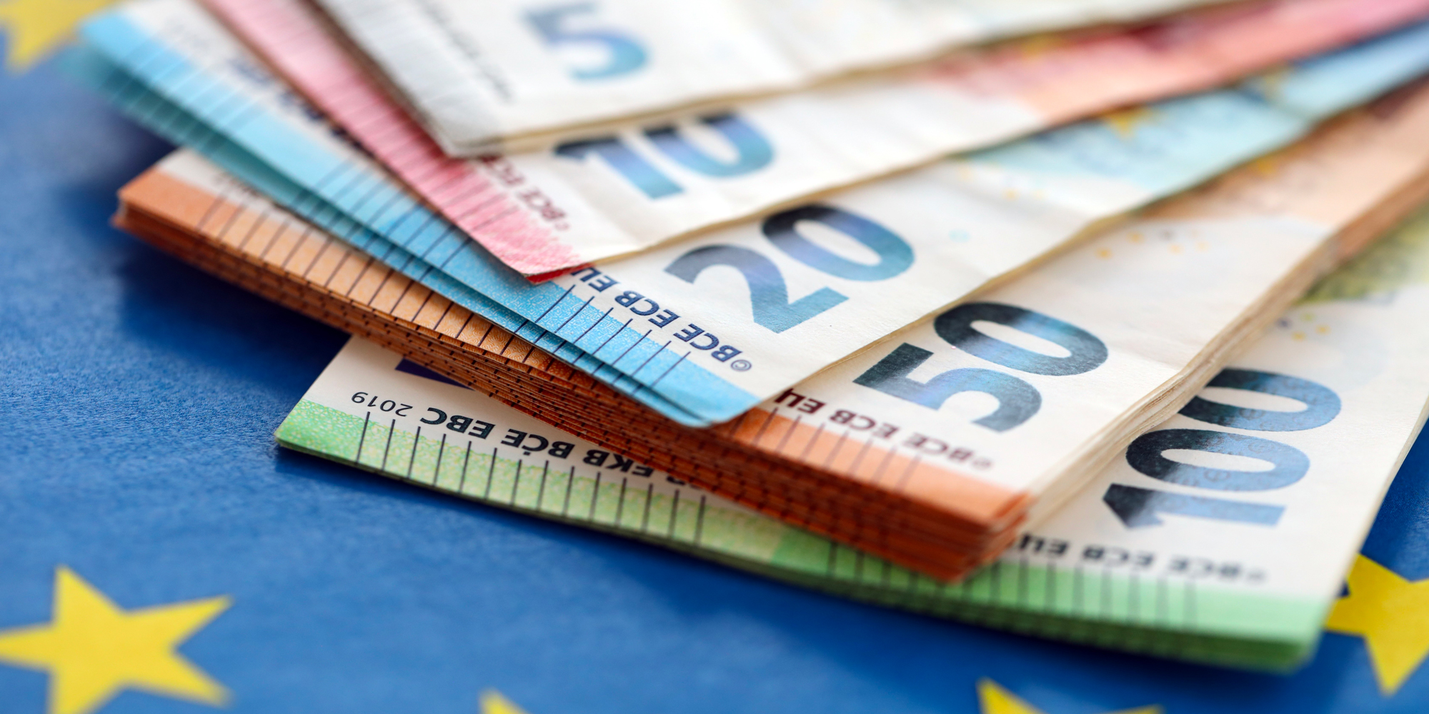 Koruna oslabila k euru i dolaru, trhy znervózněly