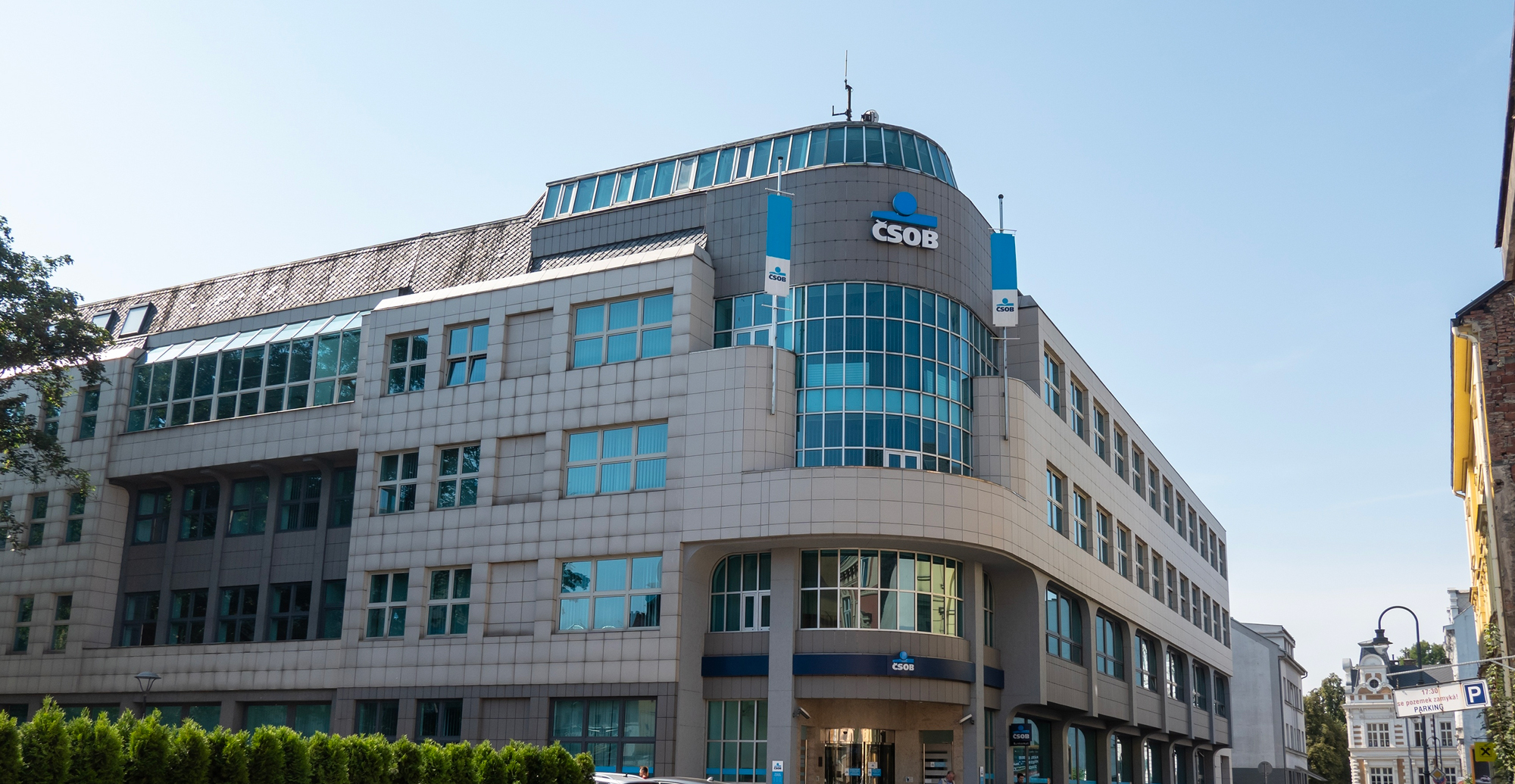 ČSOB stáhne od dubna vkladní knížky. Co mají řešit klienti