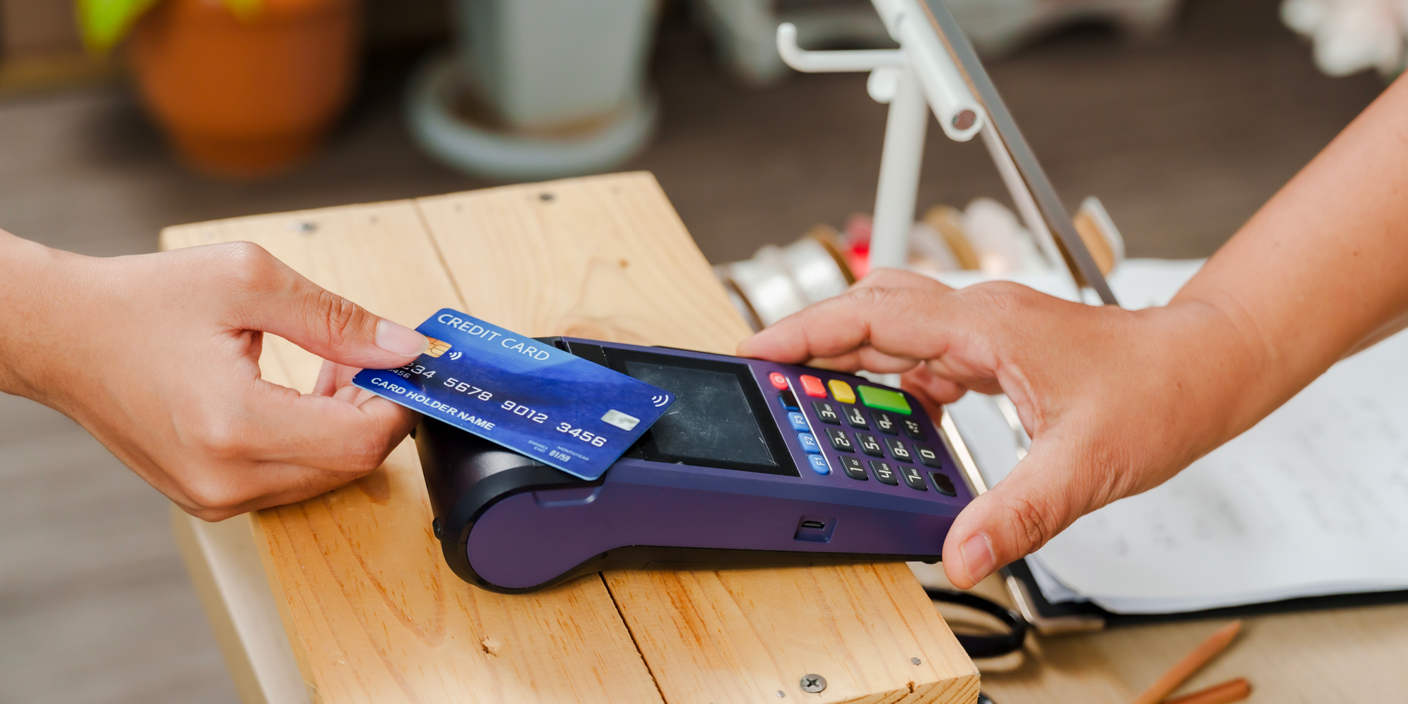 V Česku je rekordních 18,1 milionu platebních karet, bezhotovostní placení dál sílí