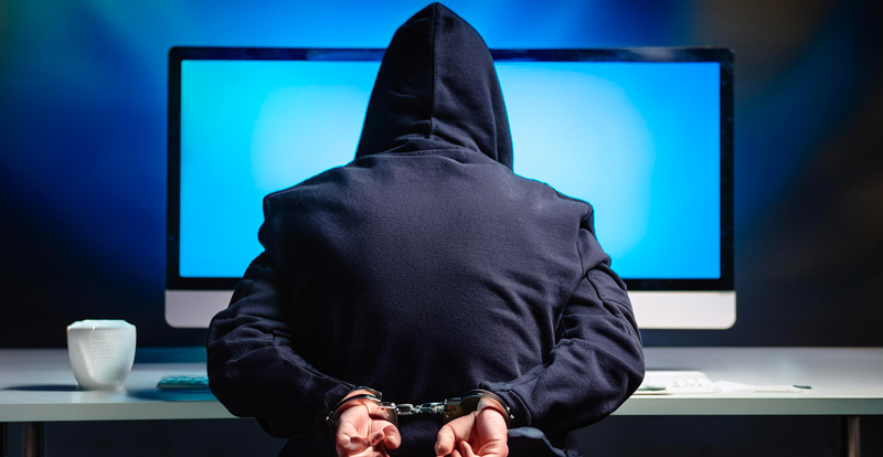 Kybernetické útoky na klienty bank sílí, škody letos vyskočily na téměř 800 milionů korun