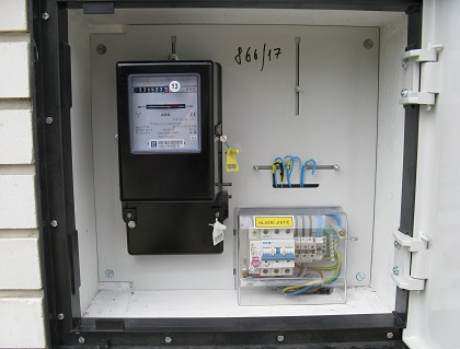 Posledním krokem k připojení odběrného místa je montáž elektroměru a zaplombování hlavního jističe. Jak na zasíťování pozemku: Elektroměr a hlavní jistič