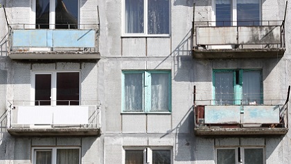 Za hypotéku na rekonstrukci bytu či domu můžete ručit i jinou nemovitostí. Nebo jich můžete k ručení využít víc. Zvýšíte tím hodnotu zástavy. Hypotéka na rekonstrukci: starý panelák.